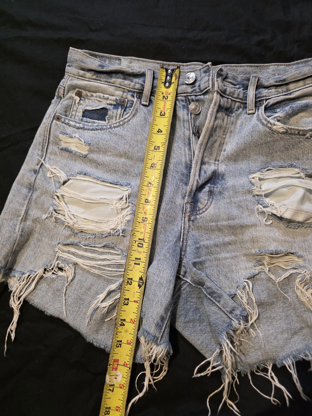 American Eagle Outfitters Light Wash Distressed Denim Shorts Size 6 - Picture 4 of 6